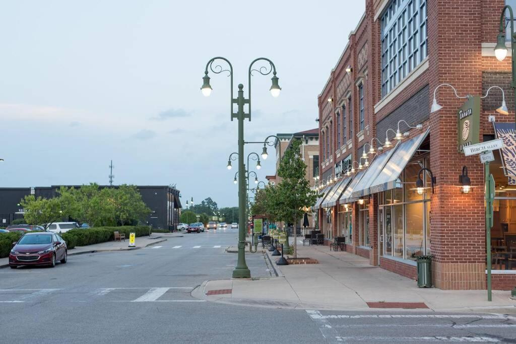 King & Queen Beds, Full Apartment, Next To Upscale Shopping And Food Kettering エクステリア 写真